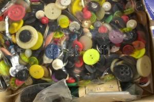 Sok különféle gomb kartondobozban