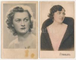 cca 1930-1940 Kislányok, hölgyek, 5 db fotólap, közte színezett, egyik felületén törésnyom, 9×14 cm