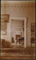 cca 1910 Régi lakásbelső, fotólap, 13,5×8 cm
