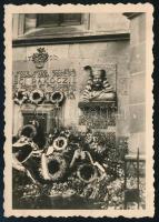 cca 1940 Kassa, Rákóczi-emléktábla, hátoldalon feliratozott fotó, 9×6 cm