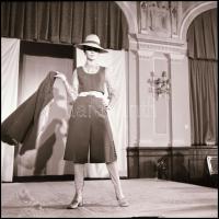 Divatbemutatón készült sajtófotó-negatívok, 3 db, 6×6 cm