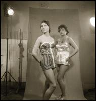 Divatbemutatón készült sajtófotó-negatívok, 3 db, 6×6 cm