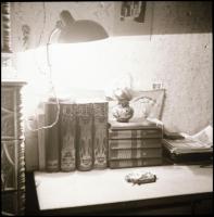 Régi lakásbelsők, bútorok, 9 db negatív kocka, különböző méretben