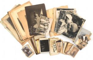 kb 90 db fotó, nagyrészt keményhátú kabinet, vizitkártya és sok nagy alakú tablófotó az 1870-es évektől. Majdnem mind 1920 előttiek. Sok azonosításra váró személlyel
