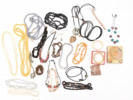 Nagy vegyes bizsu tétel: nyakláncok, karkötők, fülbevalók és gyűrűk, ömlesztve