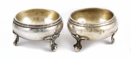 Ezüst (Ag) két fűszertartó pár, üvegbetét nélkül. Magyar, XIX. sz. vége. Jelzett, lóherés mesterjeggyel 59 g. d: 5,5 cm