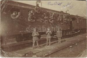 1919 Budapest, Frontra induló vöröskatonák vonattal május 17-én. Emlékül a 69-es menetezred távosztag törzs. photo (vágott / cut)