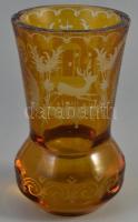 Régi üveg váza, metszett szarvas motívummal dzíszített, peremén csorbult, karcolásokkal, m: 15 cm, d: 8,5 cm