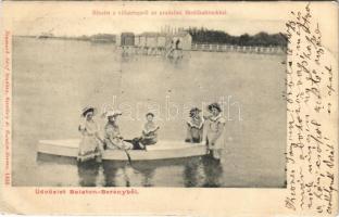1904 Balatonberény, Berény; villatelep és az uradalmi fürdőkabinok, hölgyek korabeli fürdőruhában csónakkal. Neumark Adolf kiadása (EK)
