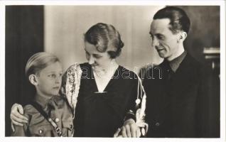 Dr. Goebbels mit Gattin und Sohn / Joseph Goebbels with his family