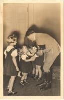 Adolf Hitler with little girls. Photo-Hoffmann 727.