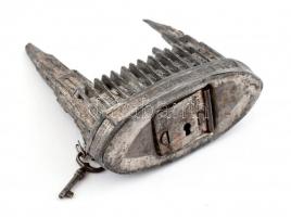 Ulmi székesegyház fém persely kulccsal, sérült, kopott állapotban, 10,5x9x4 cm