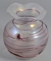 Halványlila, szál-díszített üveg váza, kis kopásnyomokkal, m: 16 cm