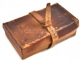 Csontnyelű piperekészlet, hiányos, bőr tartóban, kopott, 20×12×6 cm