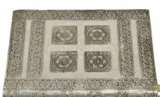 Indiai ezüstözött ékszeres doboz, sérülésekkel, 27×21×8 cm