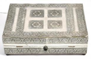 Indiai ezüstözött ékszeres doboz, sérülésekkel, 27×21×8 cm