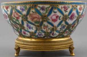 Sévres fajansz tálka réz lábakon. XIX. sz. Franciaország. Kézzel festett, jelzett, hajszálrepedéssel...