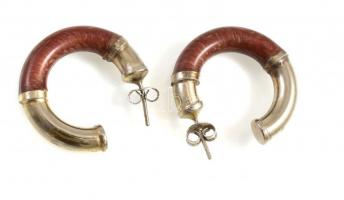 Ezüst(Ag) félköríves fülbevalópár, zománcozott díszítéssel, jelzett, d: 2,5 cm, bruttó: 6,25 g