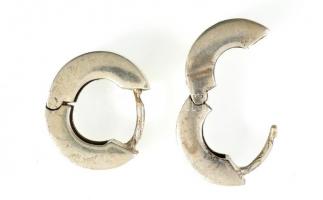 Ezüst(Ag) félköríves fülbevalópár, jelzés nélkül, d: 1,5 cm, nettó: 4,92 g