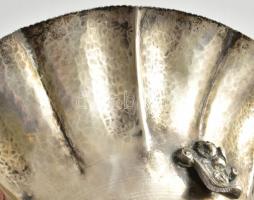 Kínáló tál. Ezüst (Ag). XIX. sz. vége, poncolt. 308g  d: 22 cm