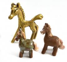 3 db kis ló szobrocska. két mázas kerámia, egy réz. 7 cm, 10 cm