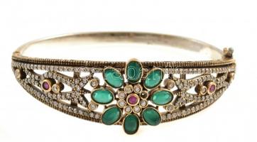 Aranyozott ezüst(Ag) karperec, virágos motívummal, kövekkel gazdagon kirakva, jelzett, 5×6 cm, bruttó: 23,3     g