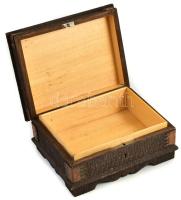 Fa díszdoboz rézlemez veretekkel, egyik veret hiányzik, kulcs nélkül, apró kopásnyomokkal, m: 9 cm, ...