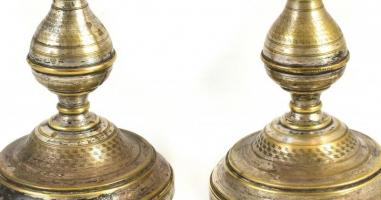 Gyertyatartó pár. Alpakka, XIX. sz. gazdagon díszítve, kopott aranyozással 22 cm