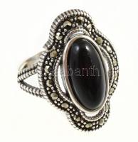 Ezüst(Ag) gyűrű markazittal és fekete kővel, jelzés nélkül, sérült, méret: 54, bruttó: 5,26 g