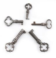 4 db régi kis méretű kulcs, (cukordoboz vagy kazetta kulcsok ?), 4 cm és 2,5 cm közötti méretben