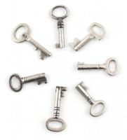 7 db régi kis méretű kulcs, (cukordoboz vagy kazetta kulcsok ?), 3 cm és 2,5 cm közötti méretben