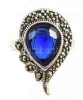 Ezüst(Ag) gyűrű, markazittal és kék kővel, jelzés nélkül, méret: 54, bruttó: 5,04 g
