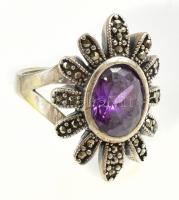 Ezüst(Ag) gyűrű lila kővel és markazittal, jelzett, ív alján öntési hibával, méret: 55, bruttó: 6,43 g