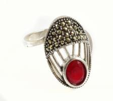 Ezüst(Ag) ovális sugaras gyűrű markazittal és piros kővel, jelzett, méret: 58, bruttó: 4,03 g