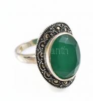 Ezüst(Ag) gyűrű markazittal és zöld kővel, jelzett, méret: 54, bruttó: 7,78 g