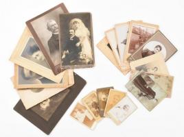 cca 1880-1930 Vegyes régi fotók, főként keményhátú műtermi portrék és vizitkártyák, 20 db fotó, 10x6 cm és 24x16,5 cm közötti méretben