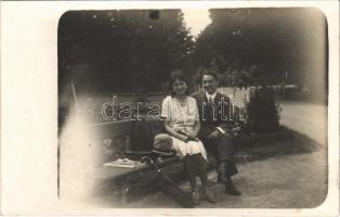 1927 Balatonfüred, park, pár a padon. photo