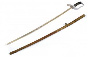 Horthy korszak gyalogsági tiszti kard. Jó állapotú jelzetlen pengével, korrodált hüvellyel. 100 cm