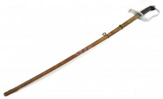 Horthy korszak gyalogsági tiszti kard. Jó állapotú jelzetlen pengével, korrodált hüvellyel. 100 cm