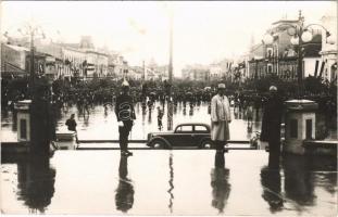 1940 Marosvásárhely, Targu Mures; bevonulás, rendőr, magyar zászlók. Szabó Miklós fényképészeti műterme / entry of the Hungarian troops, policeman, Hungarian flags. photo + 1940 Marosvásárhely visszatért So. Stpl