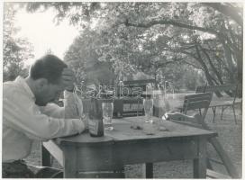 1959 A sörből is megárt a sok, fotó, hátoldalon feliratozva, 13×17,5 cm