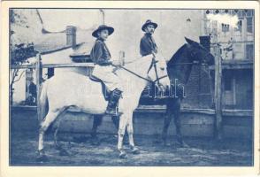 1940 Magyar kis lovas cserkész raj / Ungarischer Pfadfinder-Schwarm mit Ponipferden / Hungarian boy scouts on horsebacks + "1940 Szamosújvár visszatért" So. Stpl. (felületi sérülés / surface damage)