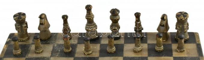 Fa sakk készlet, kopottas, megviselt állapotban. 37x37 cm