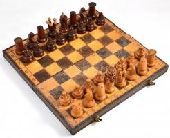 Gazdagon faragott, lakkozott fa sakk készlet, jó állapotban 39x39 cm