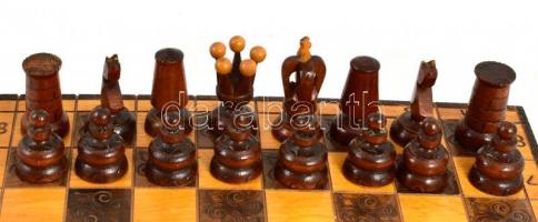 Gazdagon faragott, lakkozott fa  sakk készlet, jó állapotban 39x39 cm