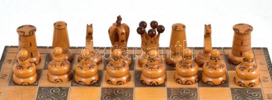 Gazdagon faragott, lakkozott fa  sakk készlet, jó állapotban 39x39 cm