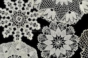 35 db csipke és horgolt terítő klf méretben, egy kivételével kis méretben