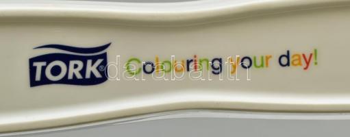 Tork porcelán olivabogyós tál, 6 db hozzá tartozó fém villával, eredeti dobozában. Matricás, hibátla...