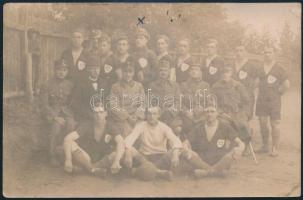 1921 A nyíregyházi 12-ik gyalogezred focicsapata a helyi tüzérek elleni meccsen, publikált fotó, hátoldalt feliratozva, 9×13,5 cm