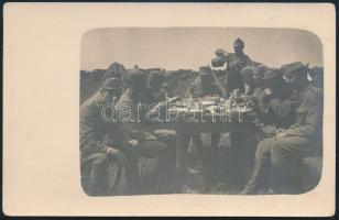 cca 1915 Lovasosztag reggelije a táborban, terített asztalnál, fotó, 9×13,5 cm
